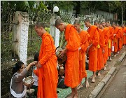 Rituel des moines à Luang Prabang - Laos